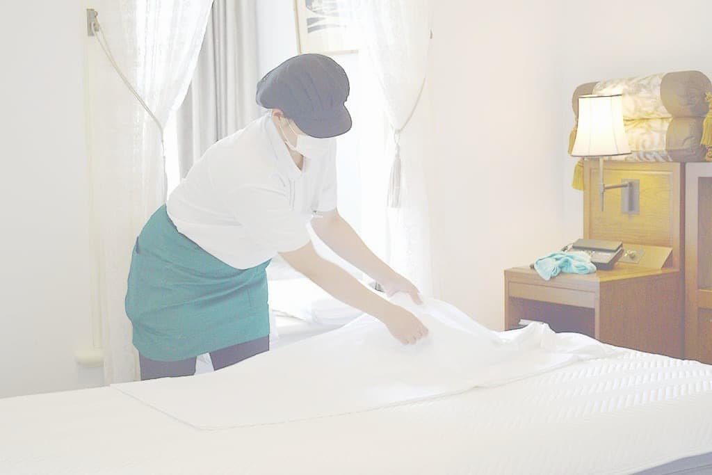 ベッドメイキングの様子｜有限会社クリーンアップサービス｜採用求人情報｜函南町本社｜就業場所箱根町